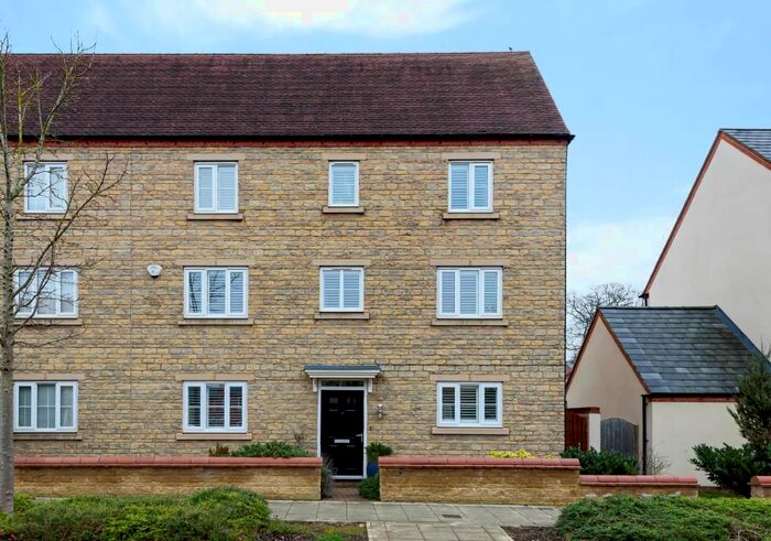 4 Bedroom Semi-Detached House To Rent In Whitelands Way, Bicester, OX26