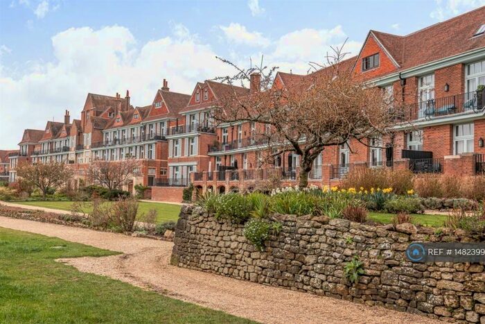 2 Bedroom Flat To Rent In Kings Drive, Midhurst, GU29