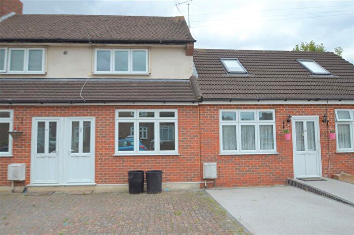 1 Bedroom Flat For Sale In Hood Walk, Romford, RM7