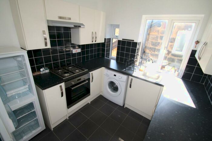 2 Bedroom Flat To Rent In Wetherby Road, Leeds, West Yorkshire, Uk, LS8
