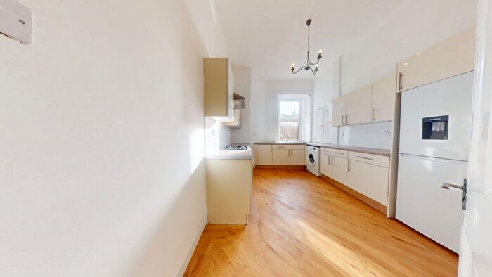 3 Bedroom Flat To Rent In Queens Drive, Struthbungo, Glasgow., G42