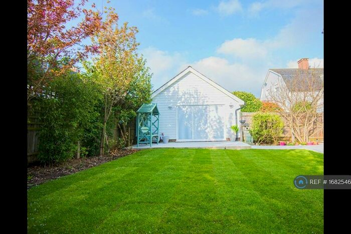 1 Bedroom Detached House To Rent In Sherbrooke Way, Worcester Park, KT4