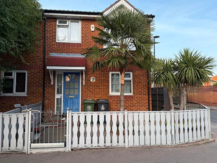3 Bedroom End Terrace House To Rent In Trundleys Road, London, SE8