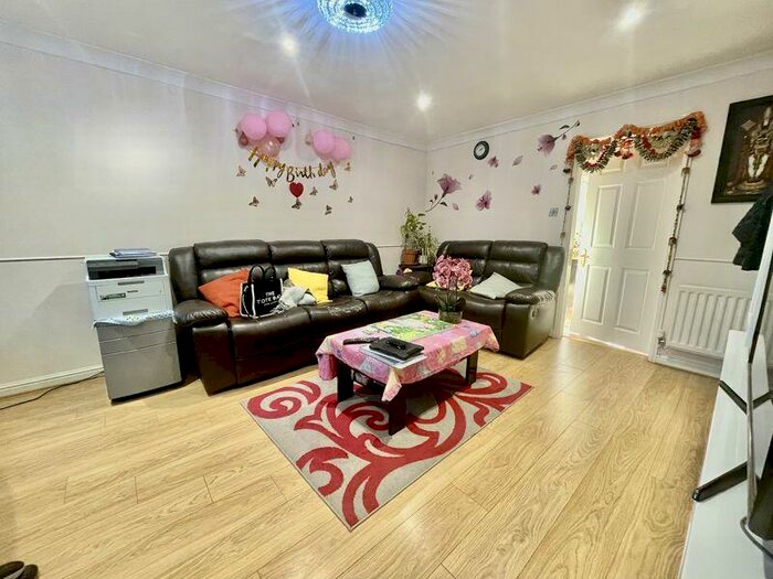 3 Bedroom Detached House To Rent In Stornaway Road, Slough, SL3