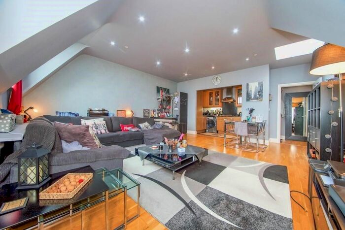 2 Bedroom Flat To Rent In Princess Park Manor East Wing, Royal Drive, London, N11