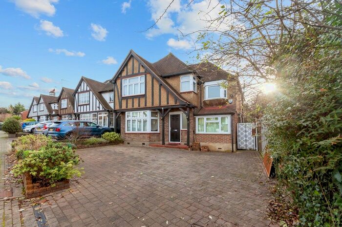 4 Bedroom Flat To Rent In Savoy Close, Edgware HA8