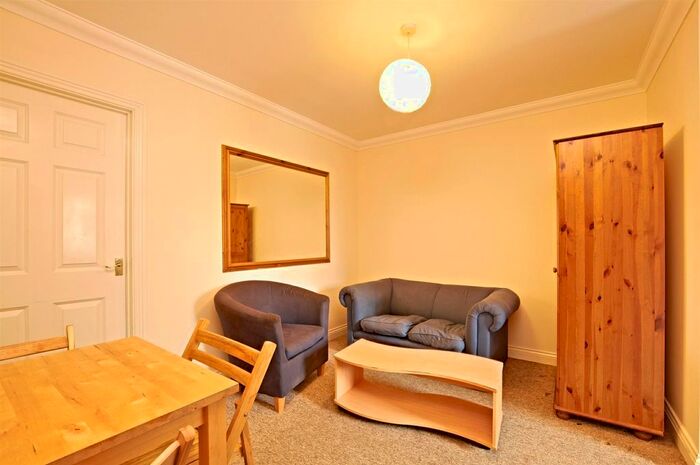 3 Bedroom Flat To Rent In Venneit Close, Oxford, OX1