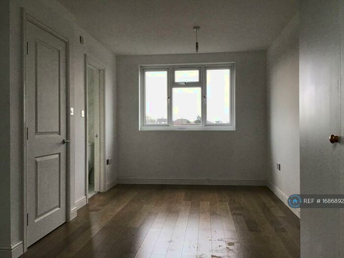 4 Bedroom Semi-Detached House To Rent In Burchwall Close, Romford, RM5