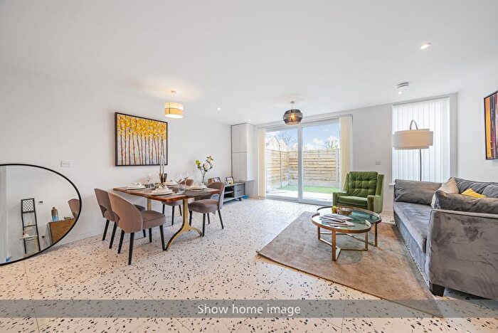 3 Bedroom Flat To Rent In Commonside East, Mitcham, CR4