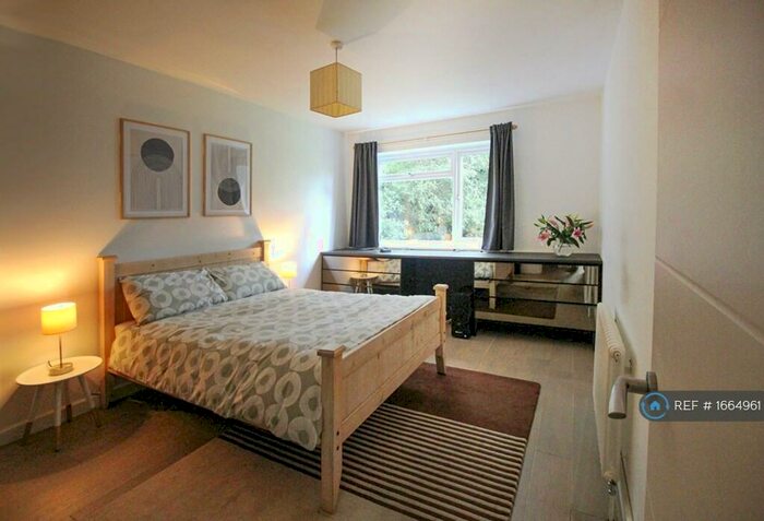 2 Bedroom Flat To Rent In Cranes Park, Surbiton, KT5