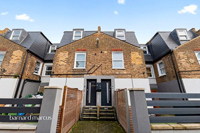 2 Bedroom Flat For Sale In Mitcham Road, London, SW17