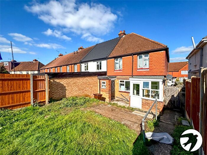 3 Bedroom End Of Terrace House For Sale In Lower Road, Maidstone, Kent, ME15