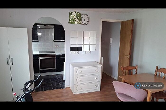 Studio To Rent In Swaythling Close, London, N18