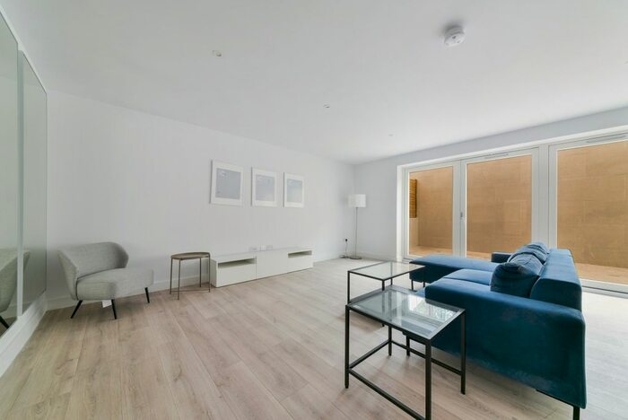 2 Bedroom Flat To Rent In Dog Kennel Hill, London, SE22