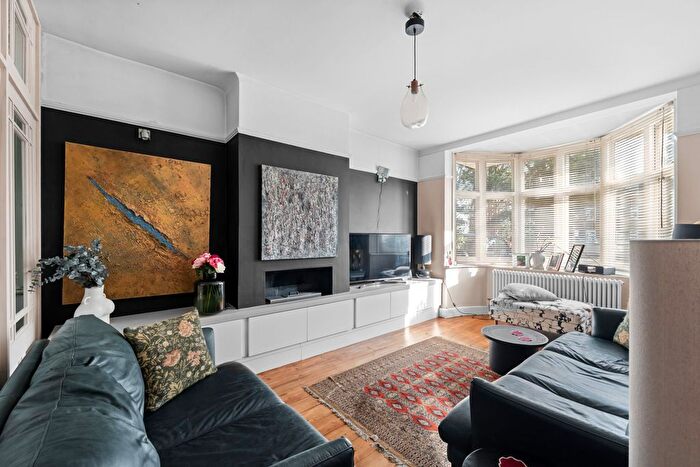 3 Bedroom Link Detached House For Sale In Bramley Hill, South Croydon, CR2