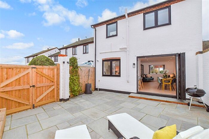 3 Bedroom Semi-Detached House For Sale In London Road, Arundel, West Sussex, BN18
