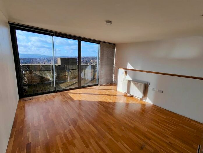 2 Bedroom Flat To Rent In Lilycroft Road, Bradford, BD9