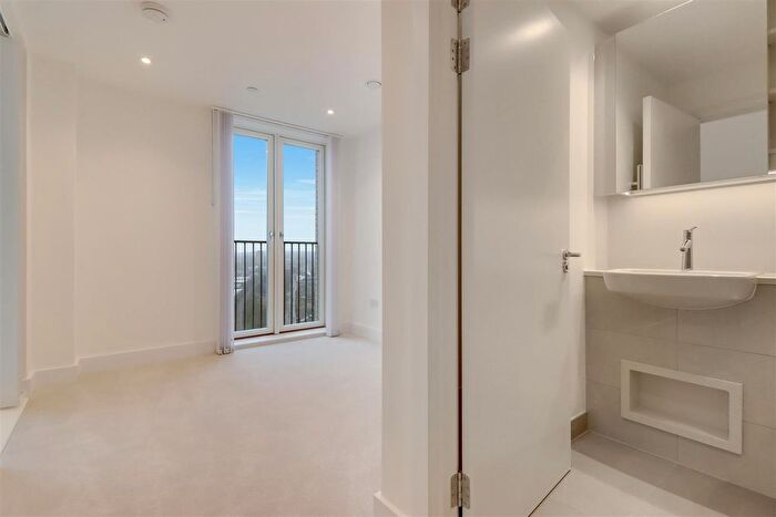 2 Bedroom Flat To Rent In Herne Hill Road, London, SE24