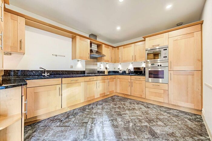 2 Bedroom Flat To Rent In Beckford Close, Kensington, London, W14