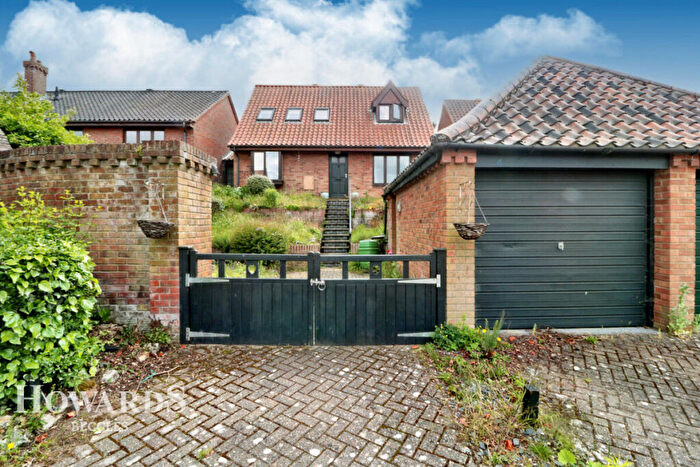 3 Bedroom Link Detached House For Sale In Hillside Court, Bungay, NR35