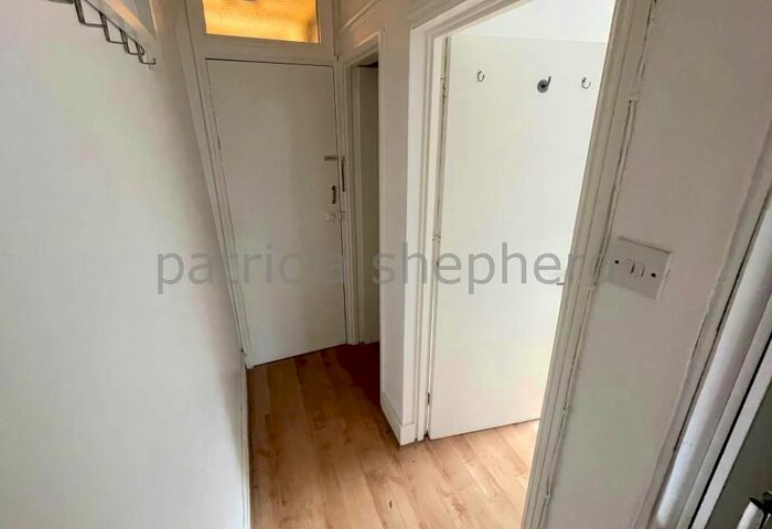 Studio To Rent In Lower Road, Sutton, SM1