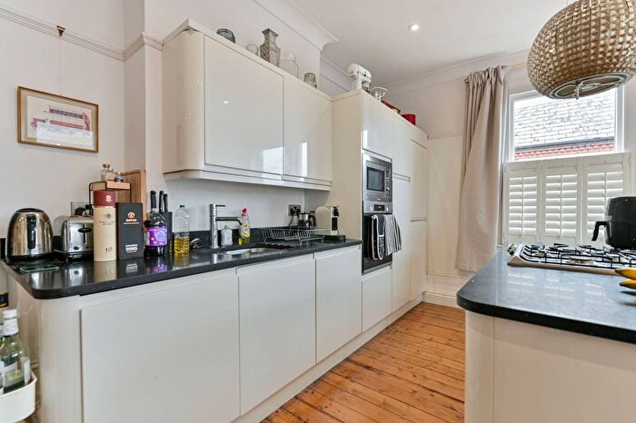 2 Bedroom Flat To Rent In Clevedon Road, Richmond, Twickenham, TW1