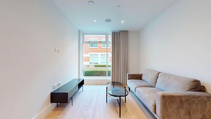 2 Bedroom Flat To Rent In Chalfont Park, Chalfont St. Peter, Gerrards Cross, SL9