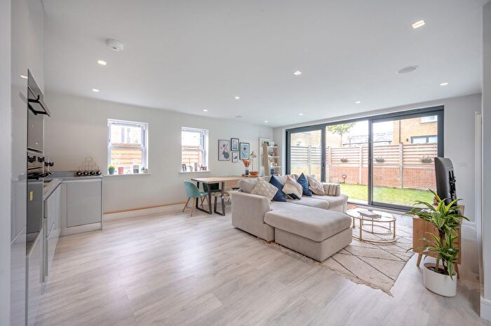 3 Bedroom Flat To Rent In Lordship Lane, East Dulwich, SE22