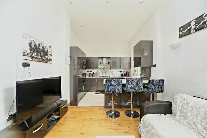 2 Bedroom Flat For Sale In Brighton Road, South Croydon, CR2