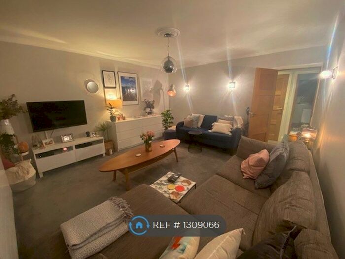 2 Bedroom Flat To Rent In Mc Kinley Court, Beckenham BR3