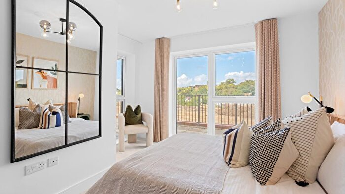 2 Bedroom Flat For Sale In Chalk Road, Erith, DA8