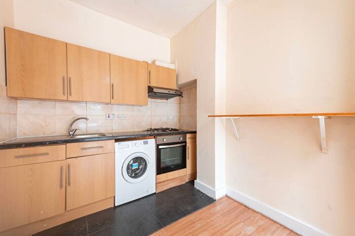 2 Bedroom Flat To Rent In Cricklewood, Willesden Green, London, NW2