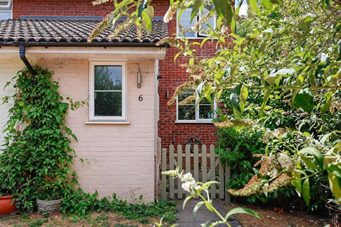 2 Bedroom End Of Terrace House For Sale In Owen Place, Leatherhead, Surrey, KT22