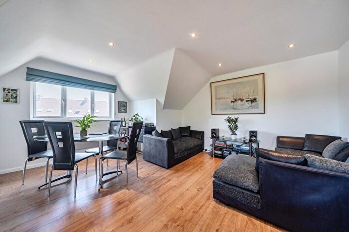 3 Bedroom Apartment For Sale In Abbots Rise, Redhill, RH1