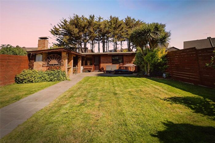 4 Bedroom Semi-Detached House For Sale In Burwood Gardens, Rainham, RM13