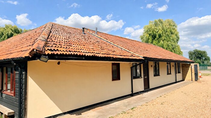 1 Bedroom Bungalow To Rent In Fen Farm Lane, RM14