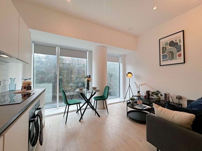 Studio To Rent In Great West Road, Brentford, TW8