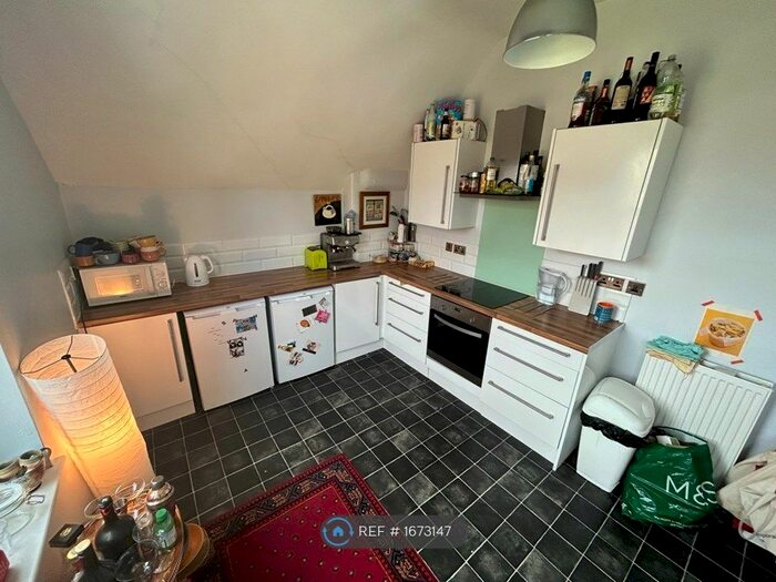 3 Bedroom Flat To Rent In Otley Road, Leeds, LS16