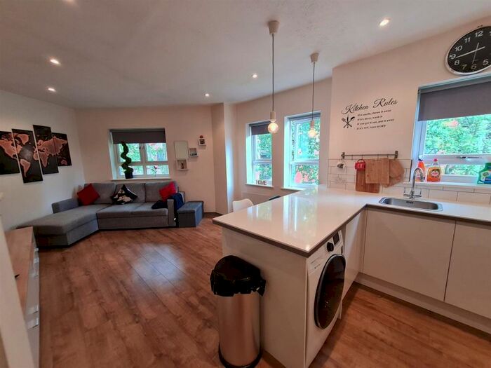 3 Bedroom Flat To Rent In Princes Gardens, City Centre, L3