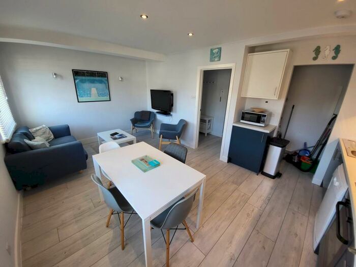 2 Bedroom Flat To Rent In Sandacres, Banks Rd, Poole, BH13