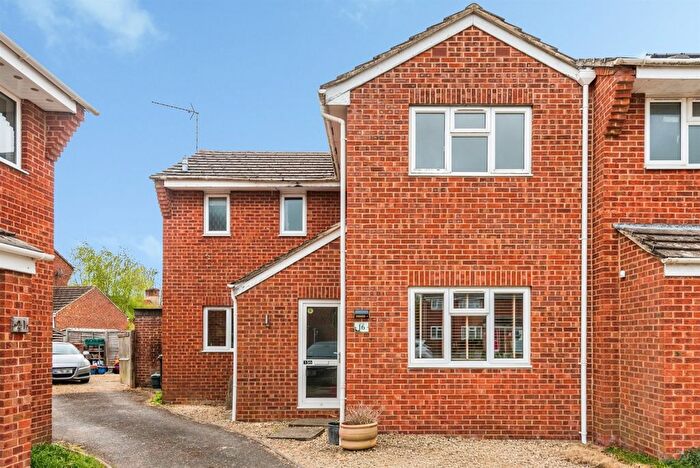 3 Bedroom Semi Detached House For Sale In Saw Close, Chalgrove, Oxford, OX44