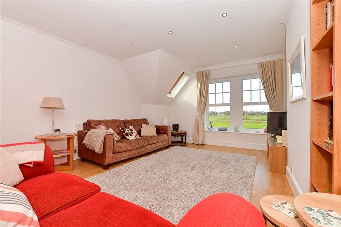 2 Bedroom Flat For Sale In Foreland Heights, Broadstairs, Kent, CT10