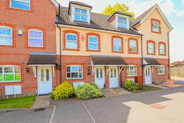 3 Bedroom House To Rent In 3 Bedroom Town House House In Farnborough, GU14
