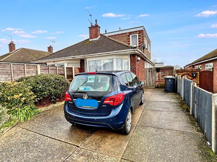 3 Bedroom Semi Detached House For Sale In Chestnut Avenue, Bradwell, NR31