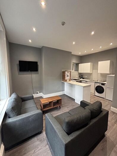 2 Bedroom Flat To Rent In Assistant Manager South Ashwood Villas, Leeds, LS6