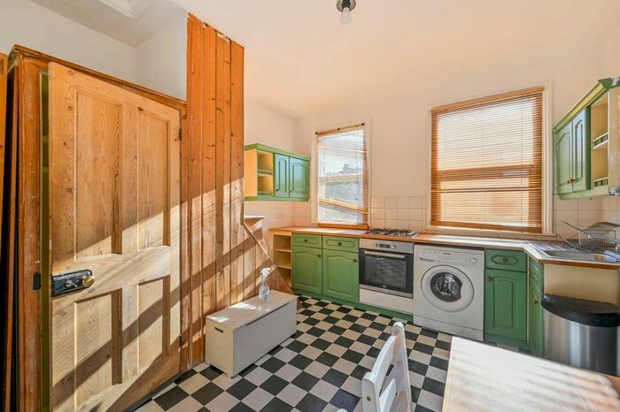 3 Bedroom Maisonette To Rent In Maryland Road, Wood Green, London, N22