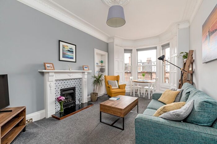 2 Bedroom Flat For Sale In / Shandon Place, Edinburgh, EH11