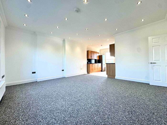 4 Bedroom Apartment To Rent In Grosvenor Road, E11