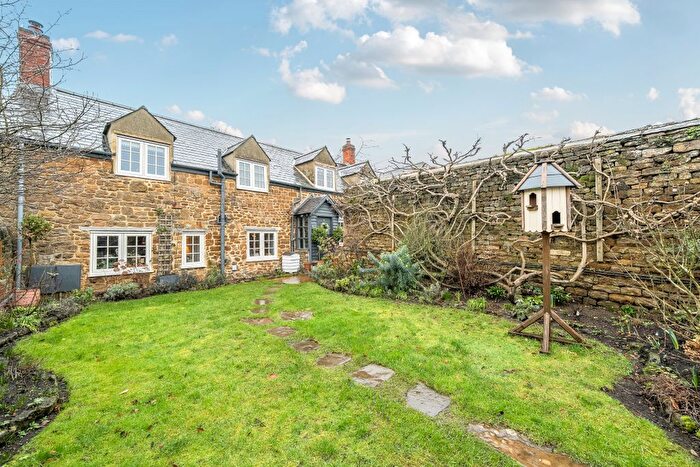 3 Bedroom Semi Detached House For Sale In Oxford Road, Adderbury, OX17