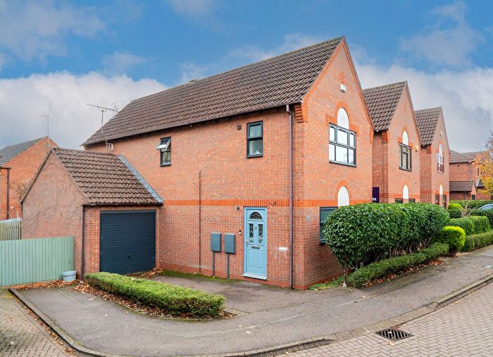3 Bedroom Detached House For Sale In The Hythe, Two Mile Ash, Milton Keynes, MK8